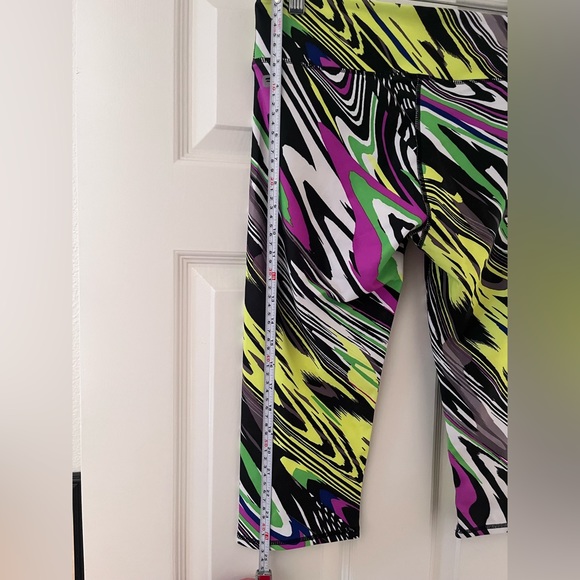 NWT Fabletics neon cropped leggings - Picture 2 of 5